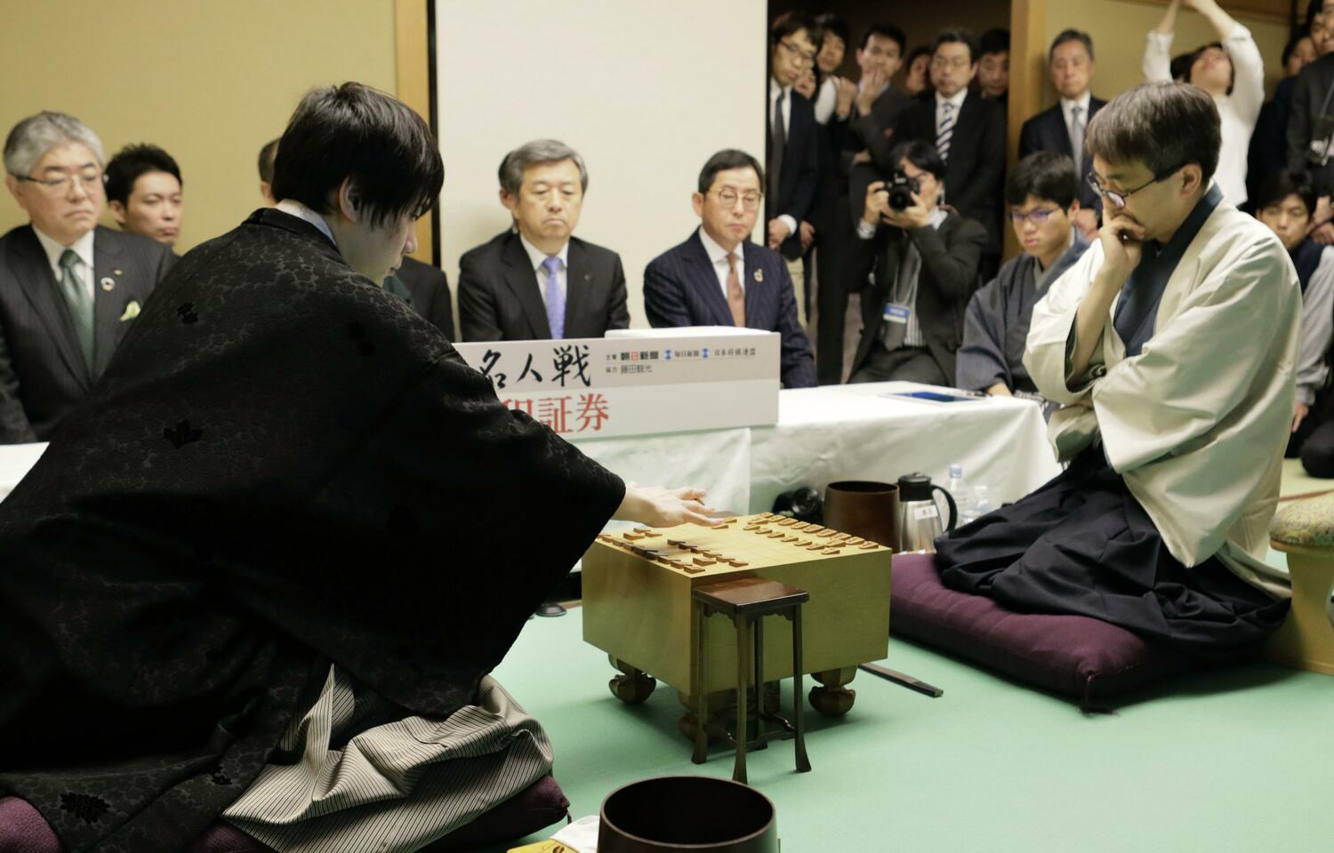 佐藤天彦名人（左）に羽生善治竜王が挑んだ2018年の名人戦第１局　©Kyodo News