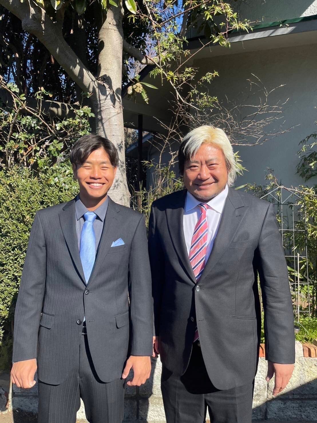 が成人式を迎えた息子・幸成（左）の横で嬉しそうな表情を見せる父・諏訪魔　（本人提供）