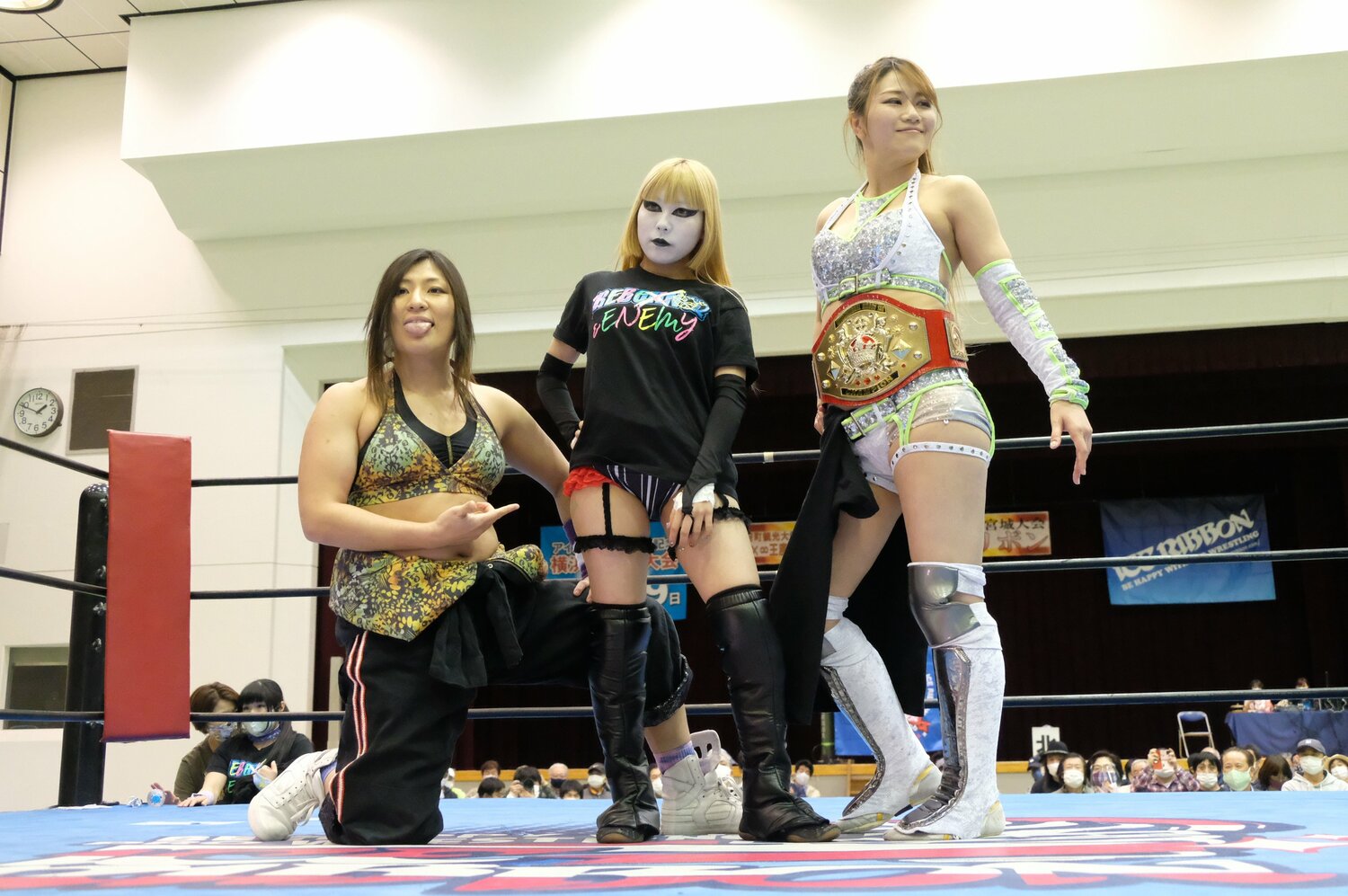 山下りな(左)、ラム会長(中央)と出場した雪妃