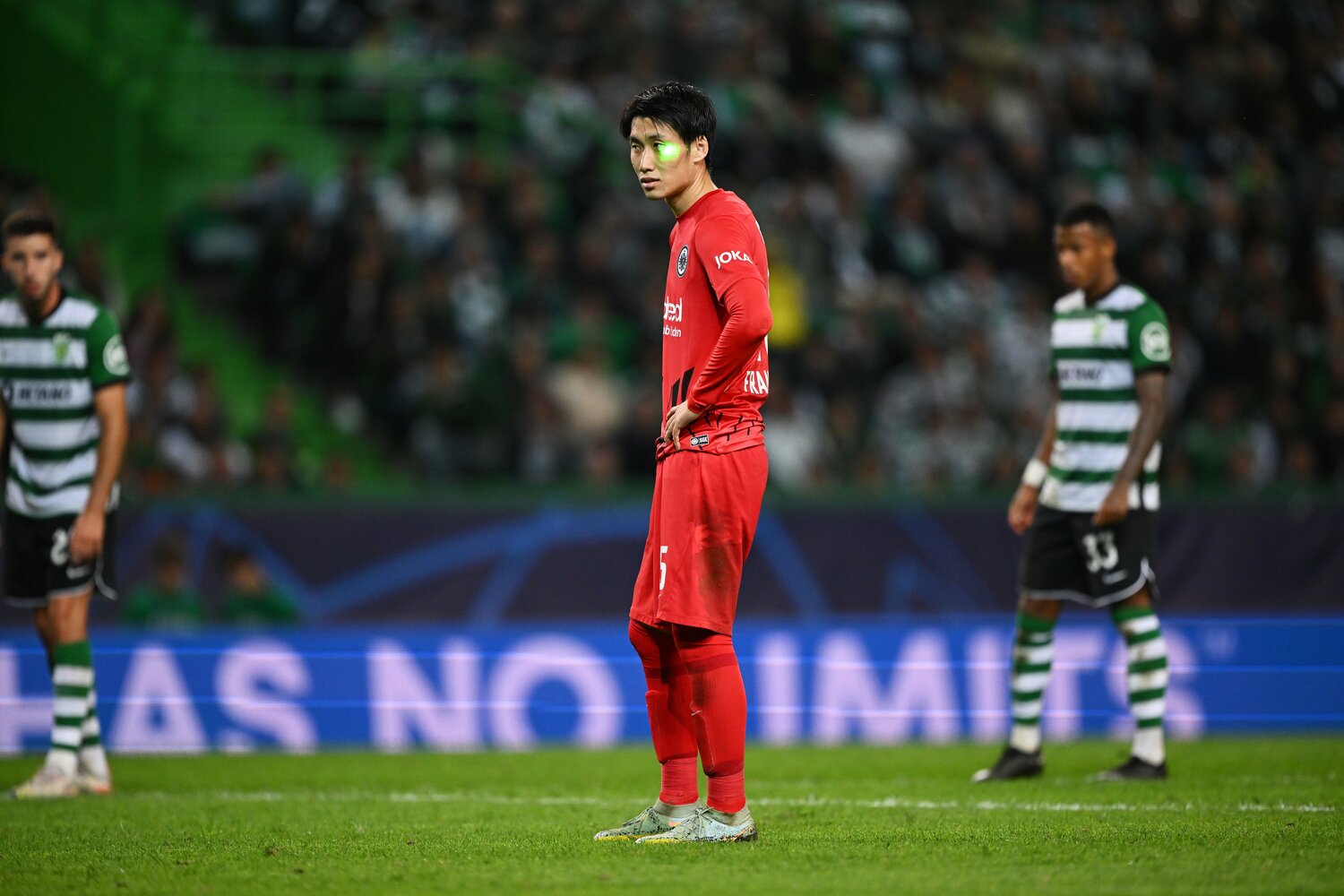 11月1日のCLスポルティング戦。鎌田大地はレーザーによる妨害を受けながら冷静にPKを沈めた　©Getty Images