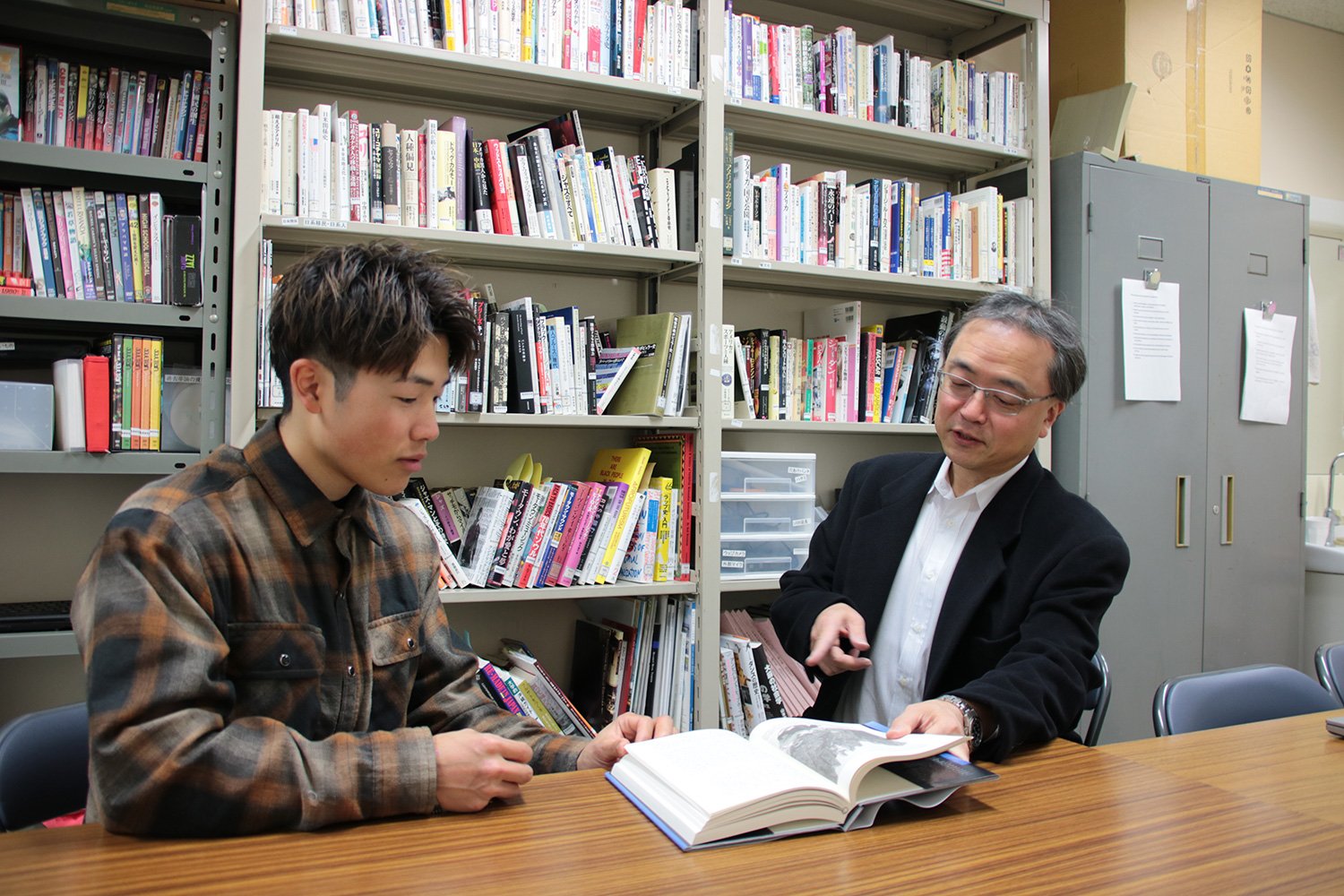 授業の合間に指導教員である鳥居祐介教授の研究室で質問をするなど学業にも積極的な吉田　©Setsunan University