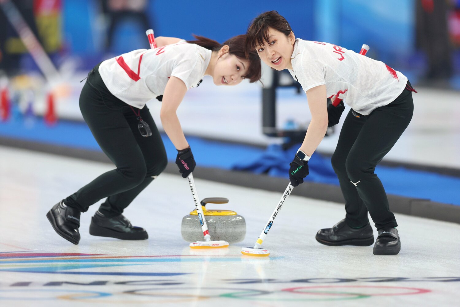 「ナイススイープ！」「ありがとう！」スイープをする吉田夕梨花と鈴木夕湖　©️JIJI PRESS