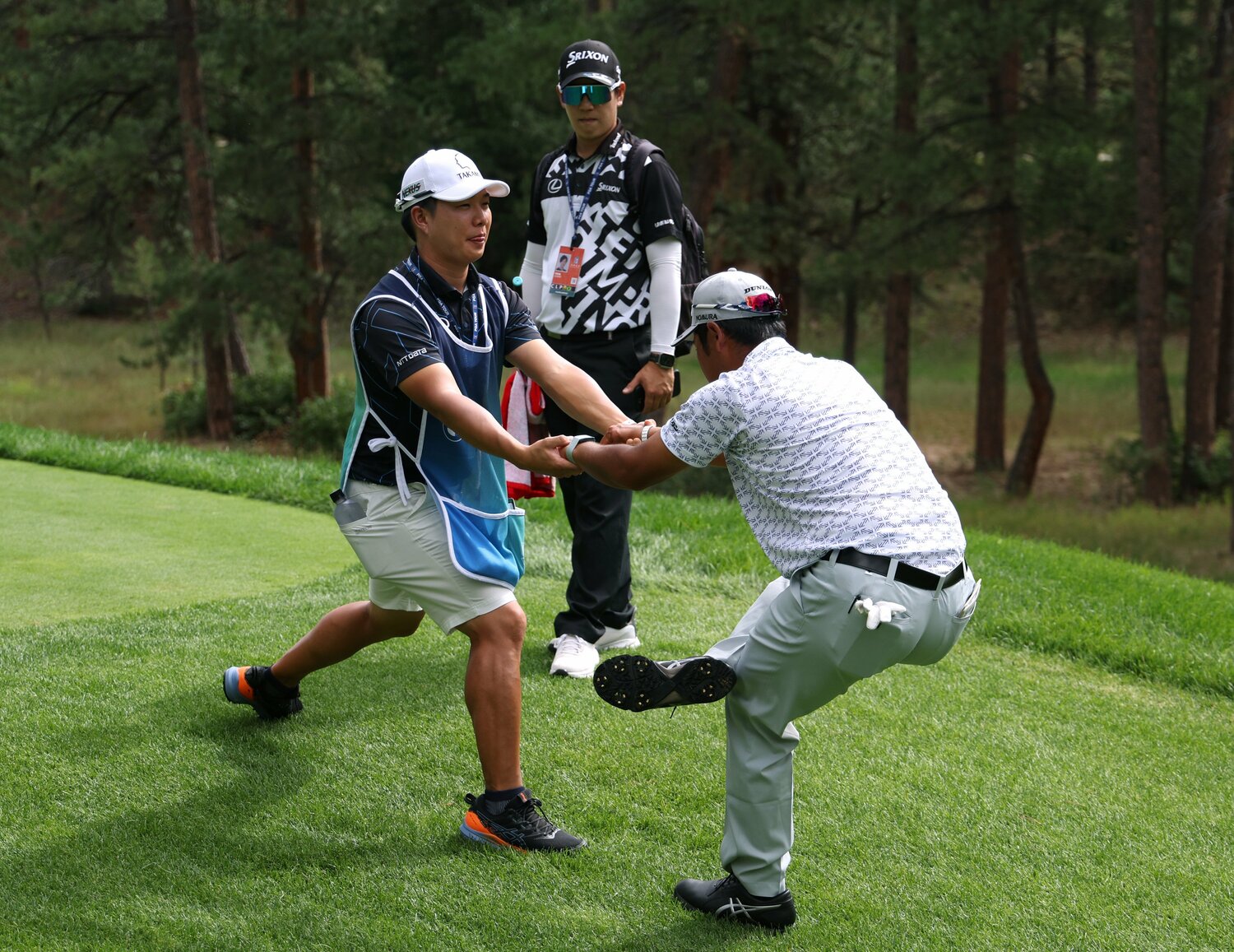 BMW選手権の練習日、早藤キャディとストレッチを行っていた松山英樹　©︎Getty Images