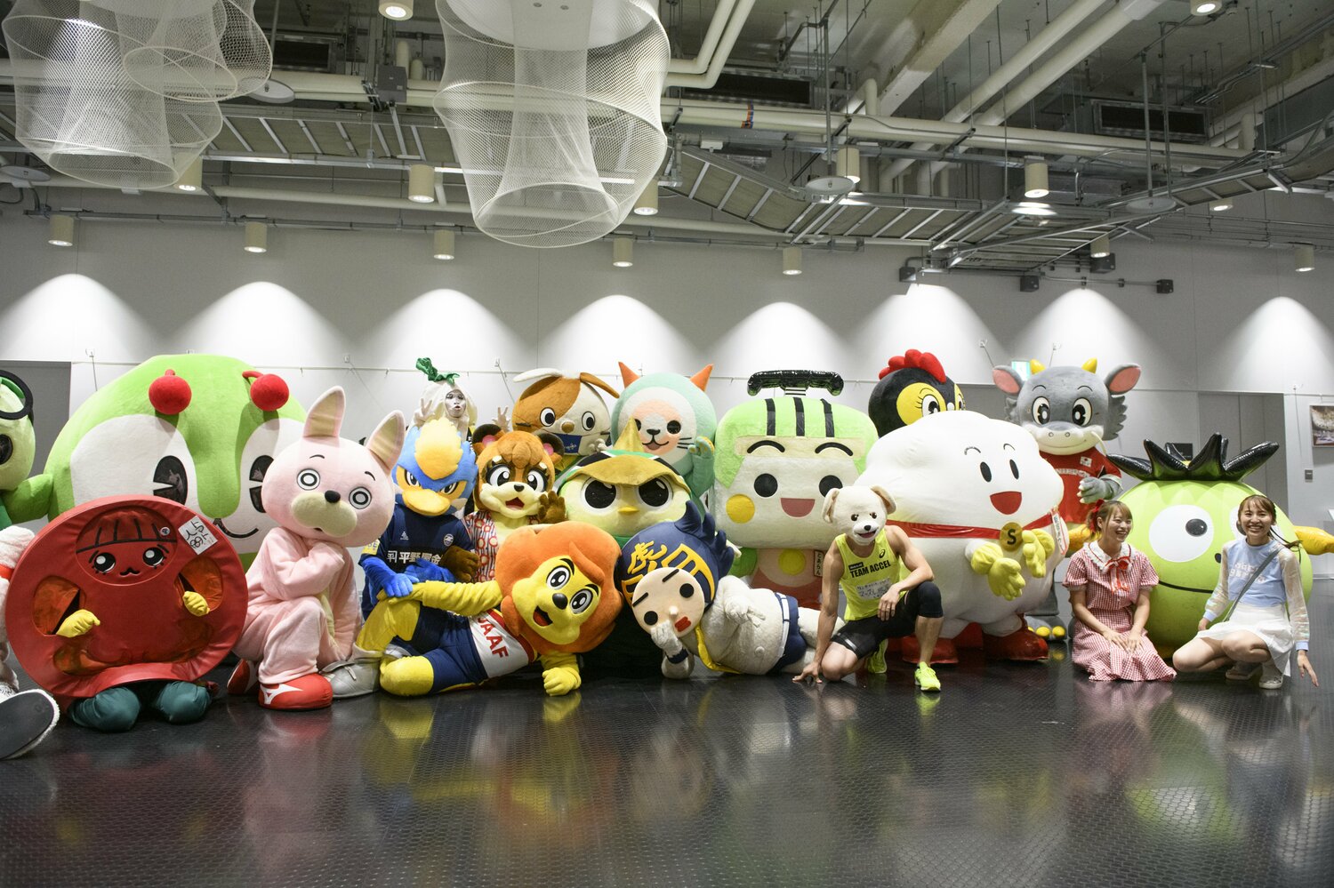 戦いが終わればみんな友達。ゆるキャラ同士で健闘を讃えあった　©Hirofumi Kamaya