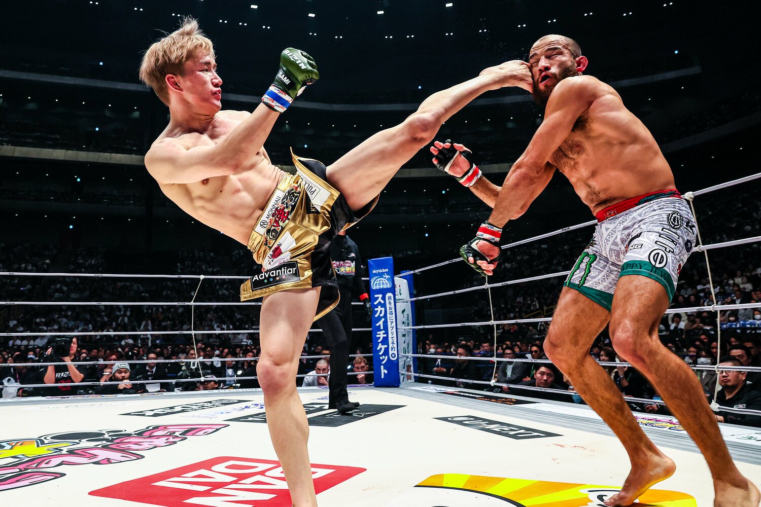 朝倉のハイキックがアーチュレッタにヒット。激しい打撃勝負となった　©RIZIN FF Susumu Nagao