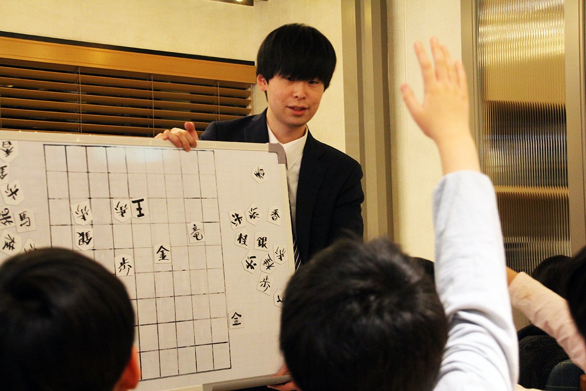 『KAI将棋教室』で子供たちに指導する栗尾さん　©Satoshi Shigeno
