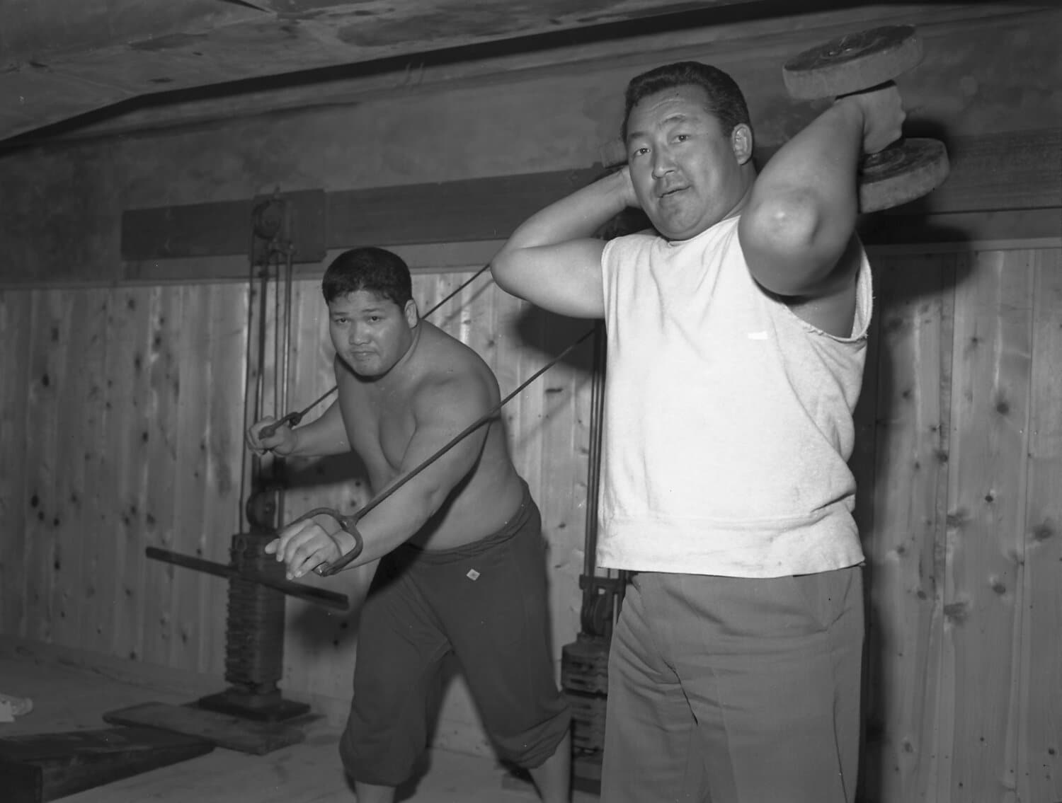 1961年、ジムで汗を流す力道山（右）と豊登。2年後に力道山は急死する　©Nikkan Sports