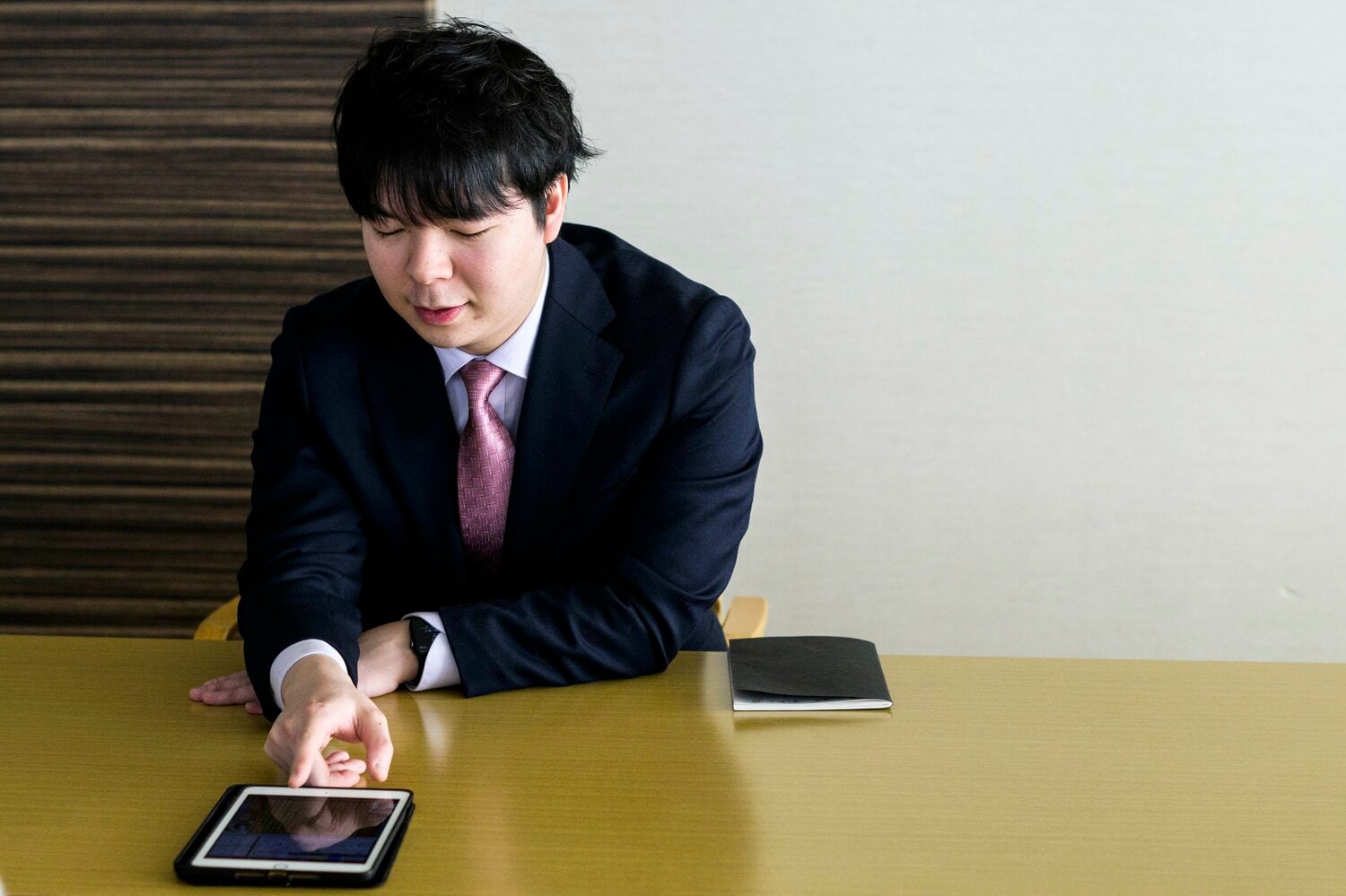 「将棋を詳しくない人に向けて…」と解説をお願いすると例えなどを用いながら説明してくれた高見七段　©Asami Enomoto