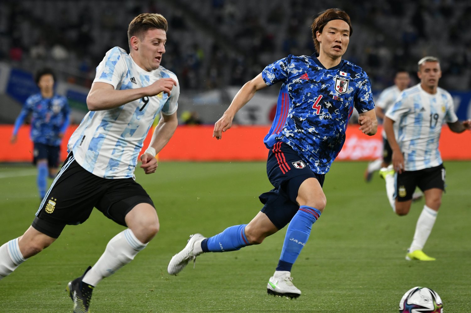 アルゼンチンのガイチとマッチアップする板倉滉©JMPA