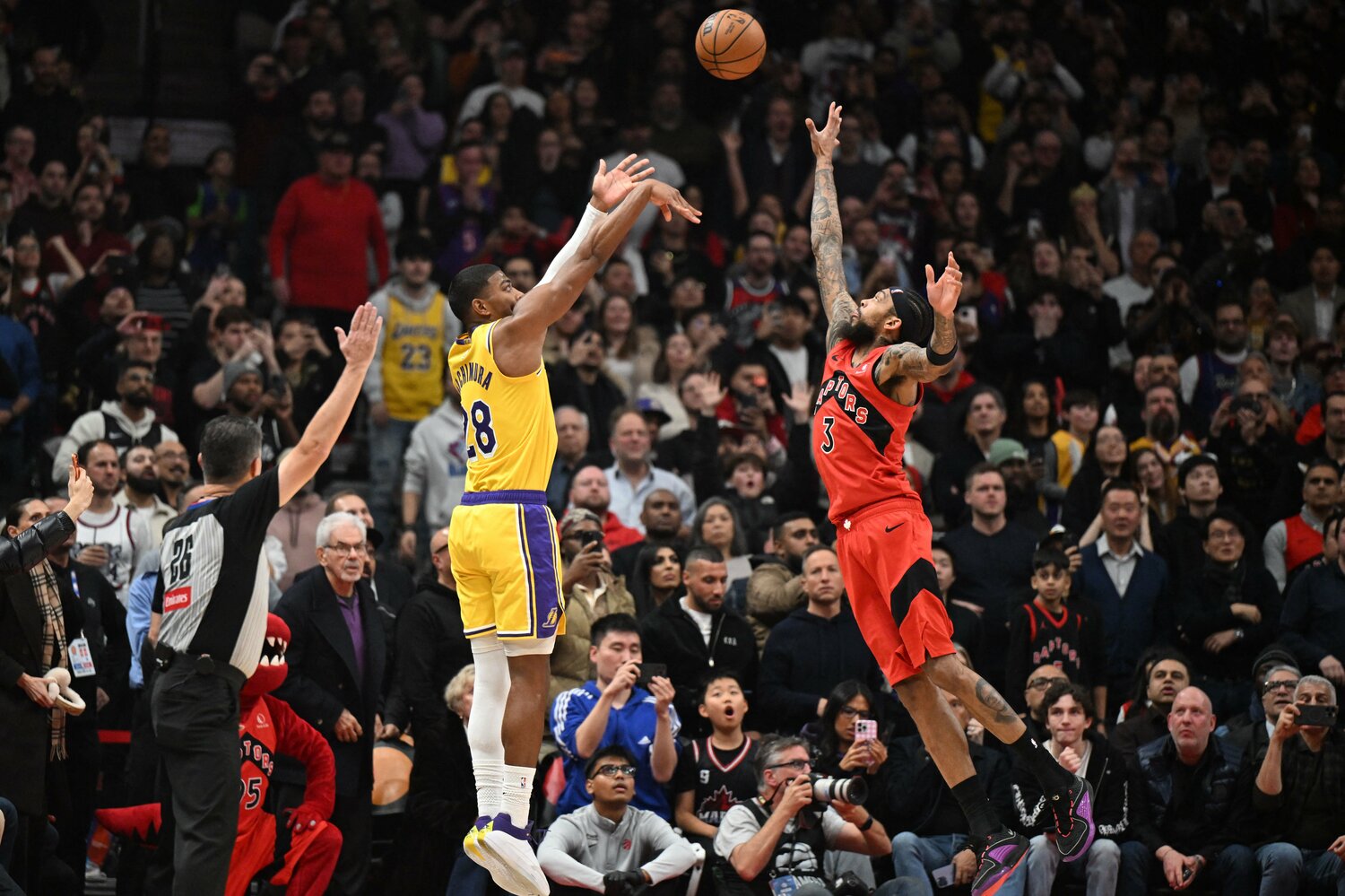 レブロンのパスを受け、3Pを決める八村塁 ©︎Imagn/Reuters/AFLO