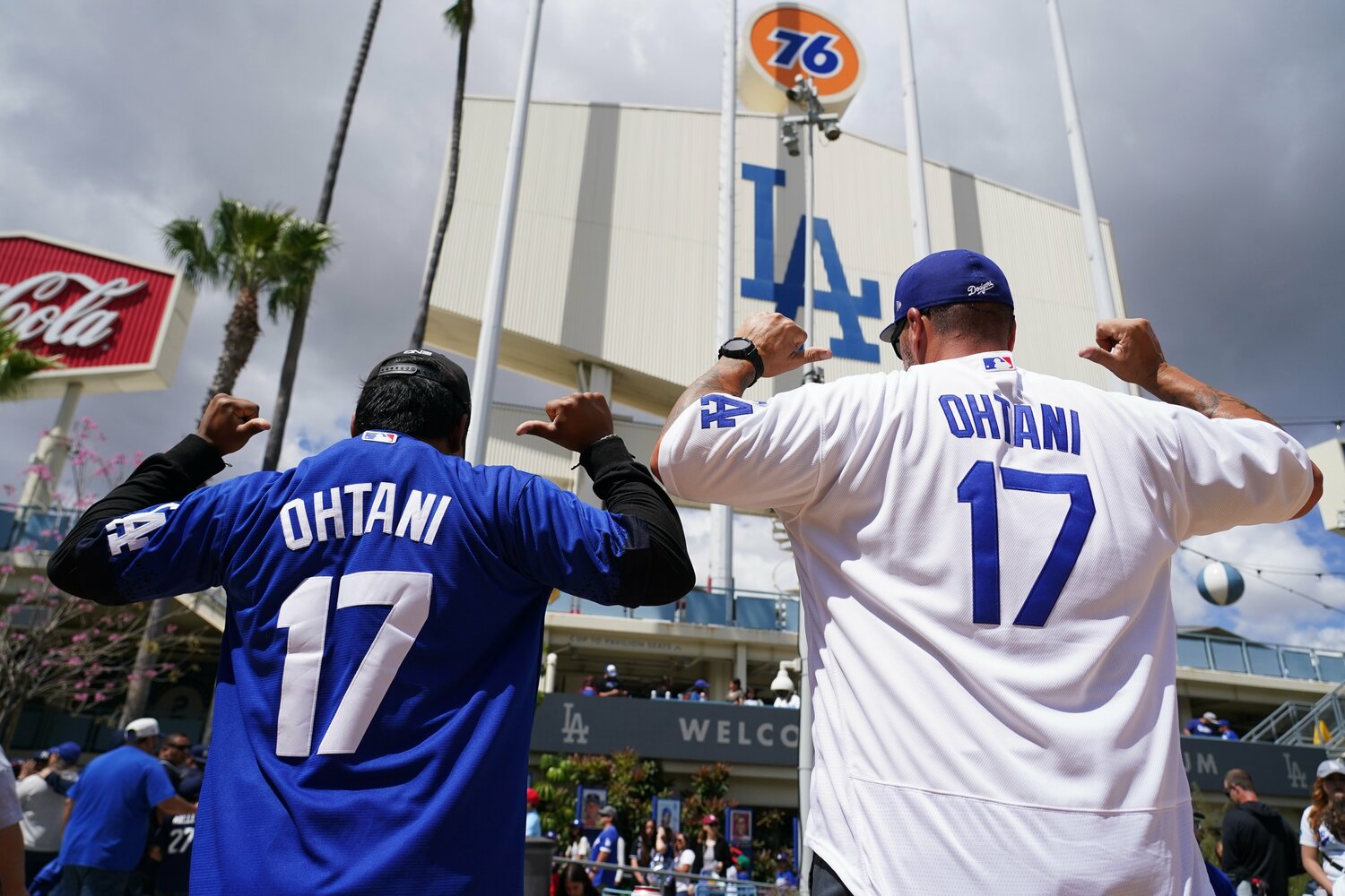 ドジャースタジアム周辺では大谷の背番号「17」を着たファンたちが数多くいた　©︎Shizuka Minami