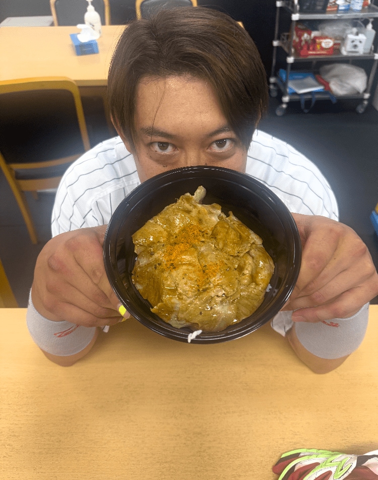 この日は帯広豚丼をチョイスした佐藤都志也　©Chiba Lotte Marines　