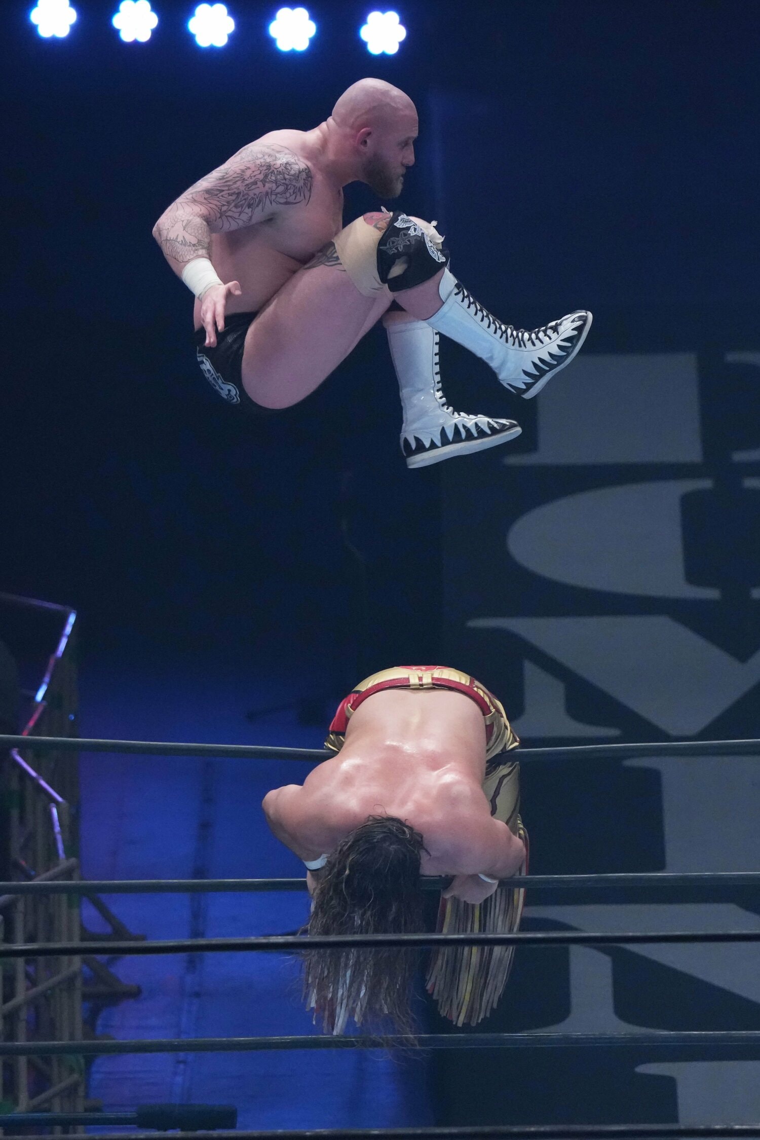 コーナーから飛んで辻陽太にセントーンを浴びせようとしたゲイブ・キッドだったが　©Essei Hara