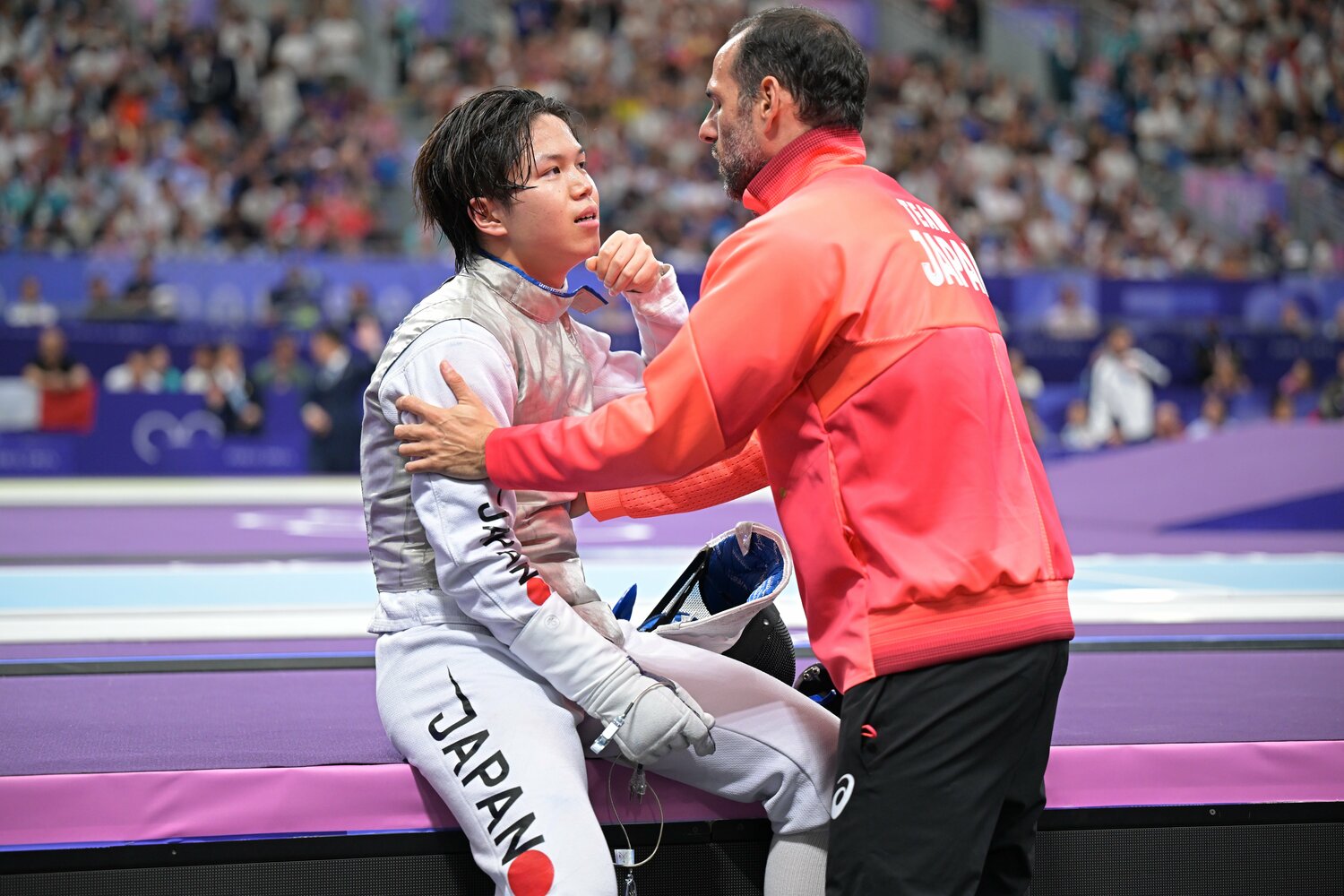 個人戦で飯村一輝に助言を与えるエルワン・ルペシュー　©Takuya Kaneko/JMPA