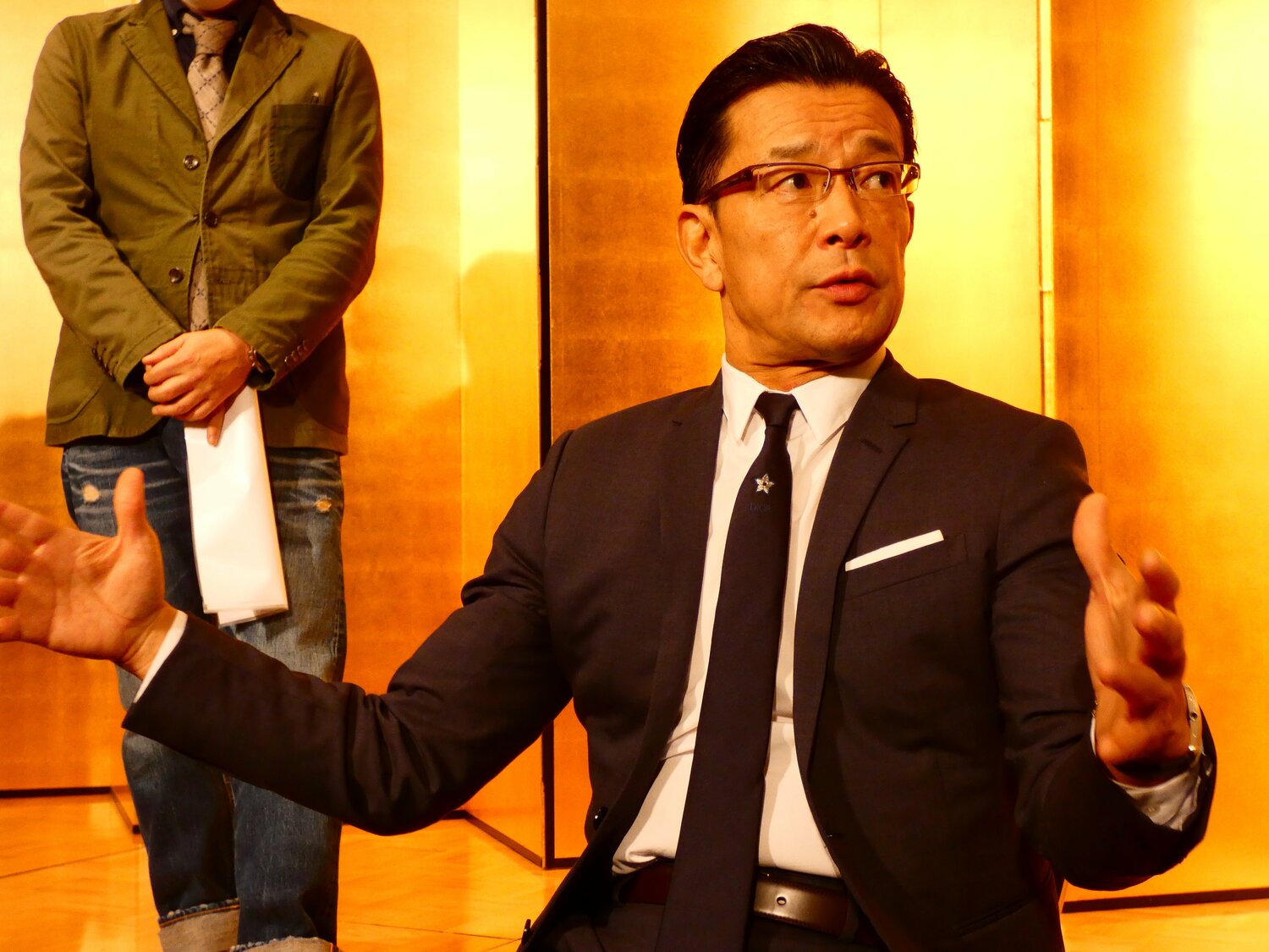 昨年12月24日の会見後、取材陣の質問に答える榊原信行　©Koji Fuse