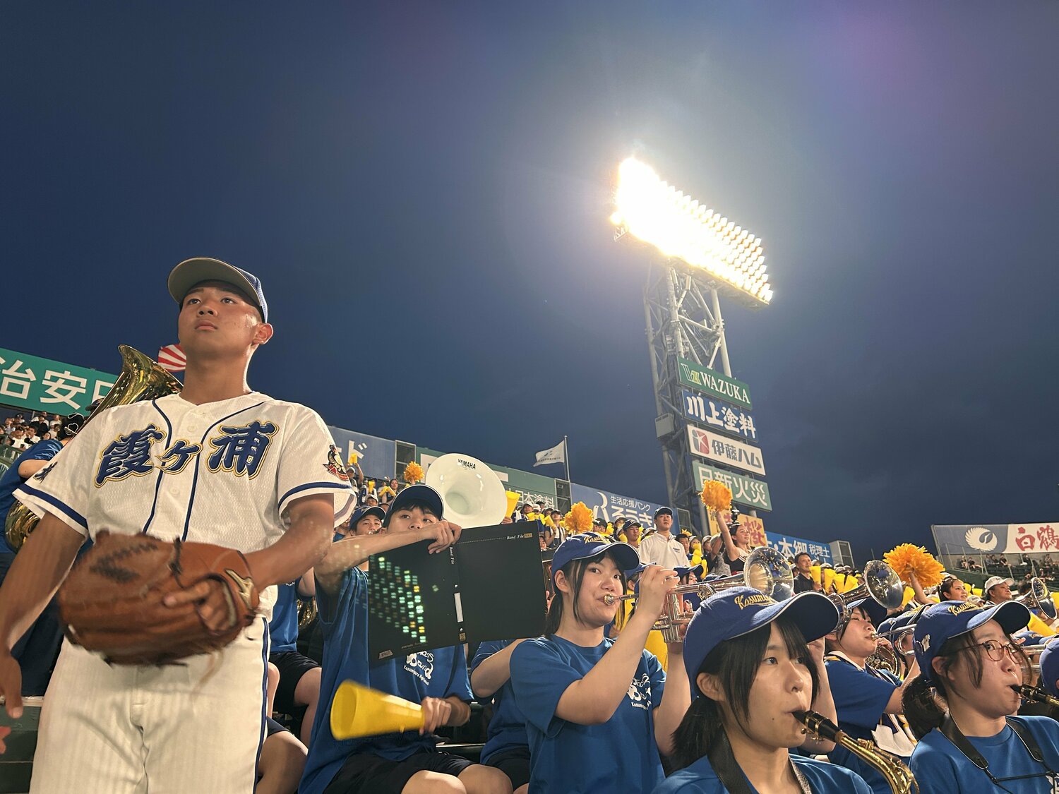 甲子園伝統・カクテル照明の中演奏する、霞ヶ浦(茨城)吹奏楽部 ©Yukiko Umetsu