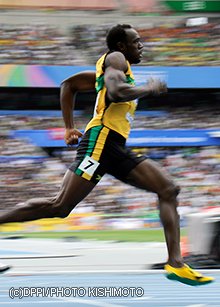USAIN BOLT
1986年8月21日、ジャマイカ生まれ。100m(9秒58)、200m(19秒19)、4×100mリレーの世界記録保持者。北京五輪で圧倒的な強さで3種目の金メダルを独占し世界中の注目を浴びた。これまで3度の世界選手権では金5個、銀2個のメダルを獲得している。195cm、94kg