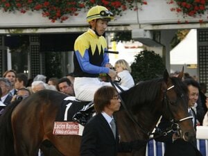 ディープインパクトが参戦した2006年の凱旋門賞。現地でも単勝1倍台の支持を集めたが、まさかの結末が待っていた