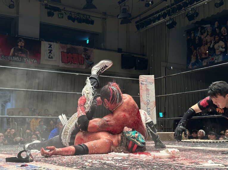 スワイプすると「エル・デスペラードvs葛西純」など激闘写真をご覧になれます　©Norihiro Hashimoto