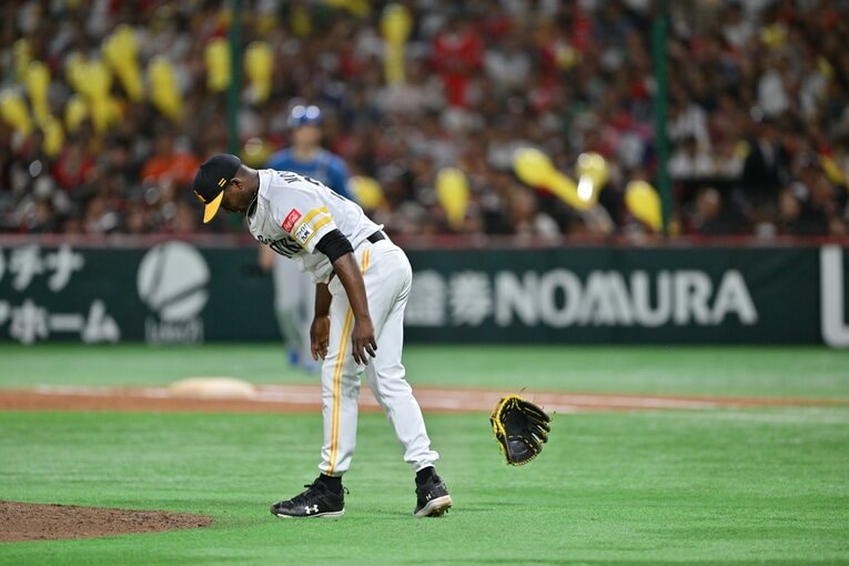 ［第6戦］温厚なモイネロが四球を出した悔しさでグラブを叩きつけた珍しいシーン　©Hideki Sugiyama