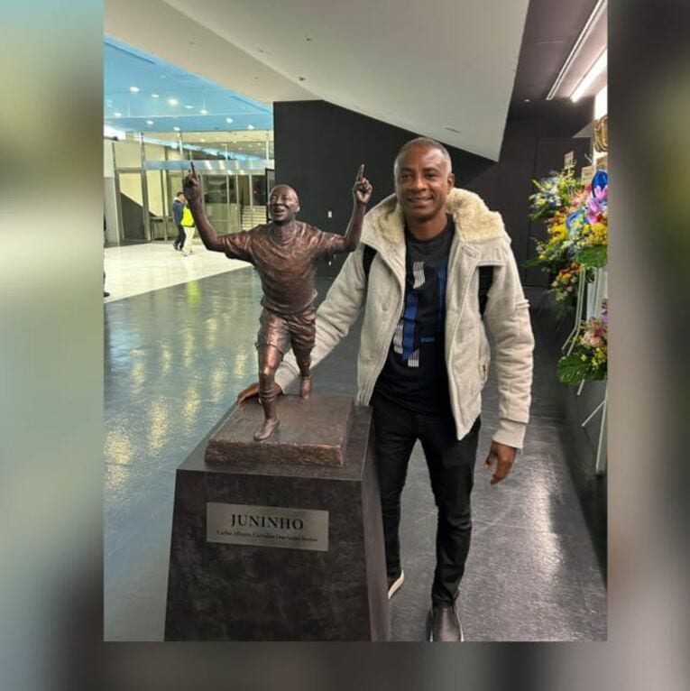 川崎Fのファンが造った銅像と共に…写真はまだまだ続きます　©Hiroaki Sawada