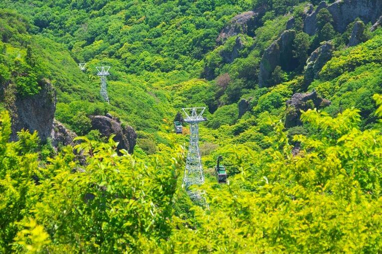 島の観光名所でもある寒霞渓。上空にはロープウェイが通るなど、起伏が激しい　©JIJI PRESS