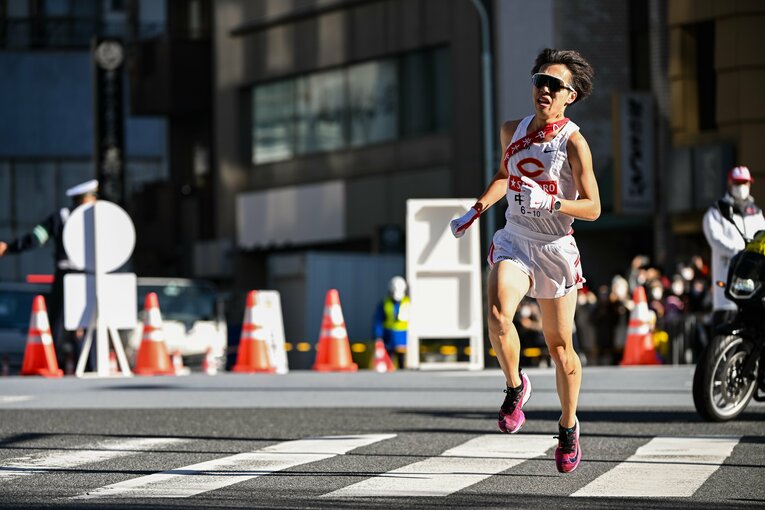 10区を懸命に走る助川　©Nanae Suzuki