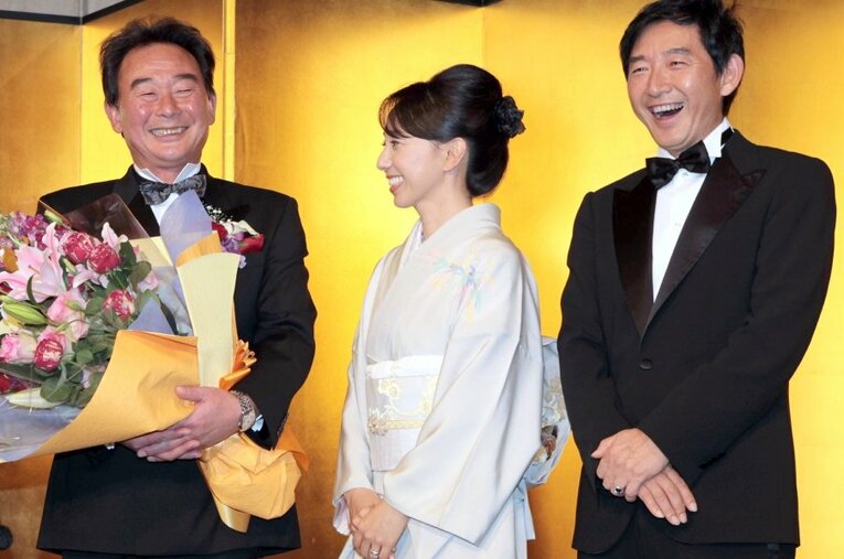 父・修の野球殿堂入りを祝う会に駆けつけた東尾理子・石田純一夫妻（2010年） ／ photograph by Sankei Shimbun