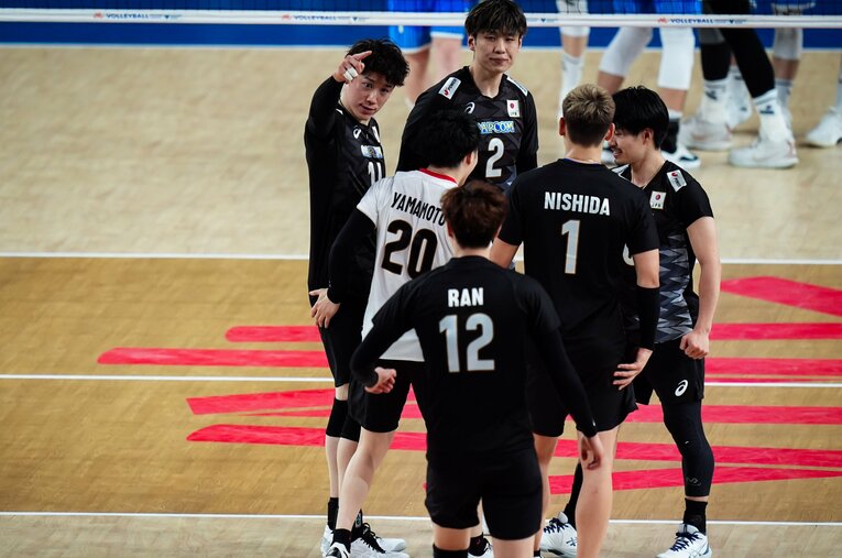 高橋藍を見つめる石川祐希キャプテン　©︎Volleyball World