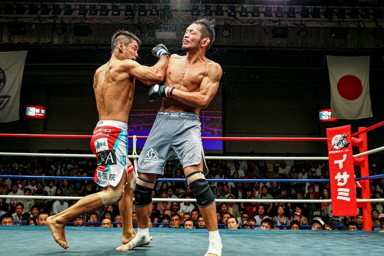 2012年9月、石渡は総合格闘技のパイオニア・宇野薫と修斗で対戦。3-0の判定勝ちを収めた　©Susumu Nagao