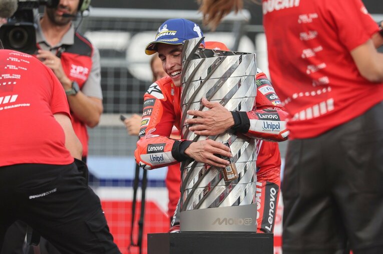 6年ぶりの戴冠を果たし、優勝トロフィーを愛おしげに抱きしめるマルケス ／ photograph by Satoshi Endo