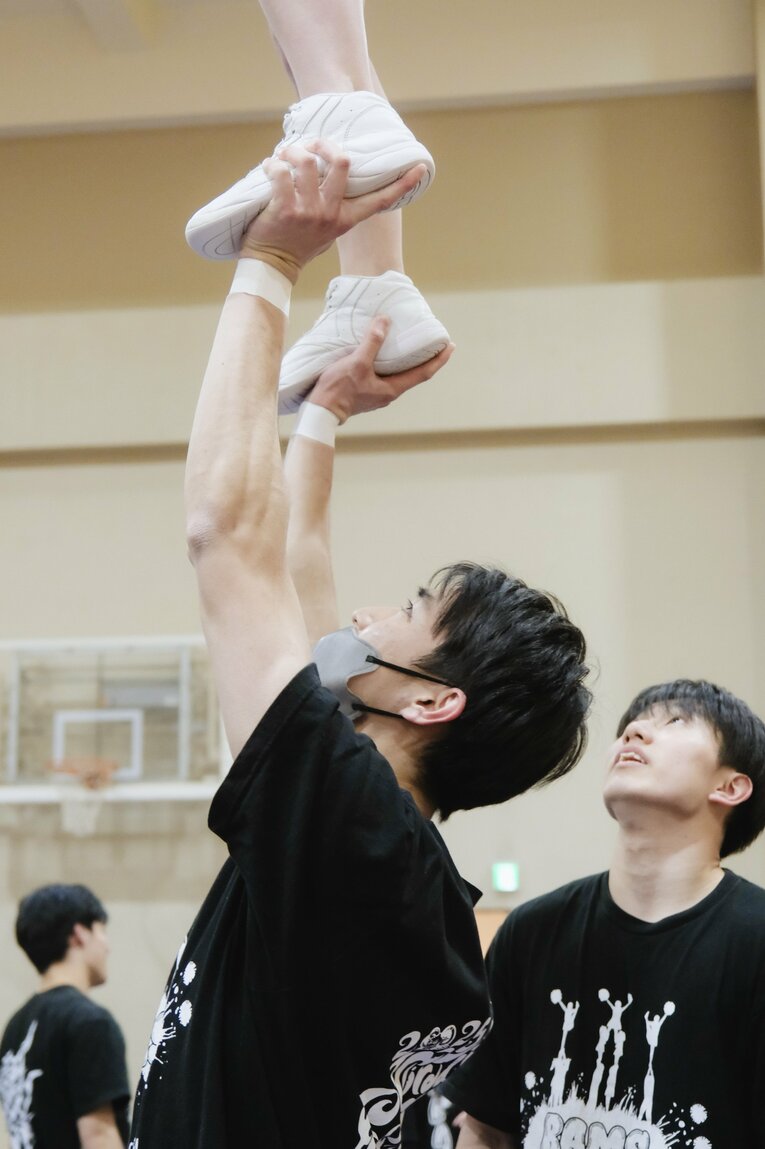 男子選手は単独で女子選手を支えるため、ベンチプレスで100kgを超える力が必要だという　©Wataru Sato