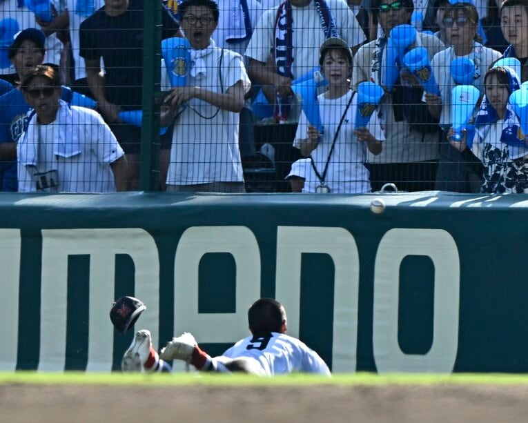 【疑惑①】丹羽の打球に飛びついた横浜ライト今村稀翠。一塁塁審はファウルと判定した（写真はボールがバウンドした瞬間）　©KYODO