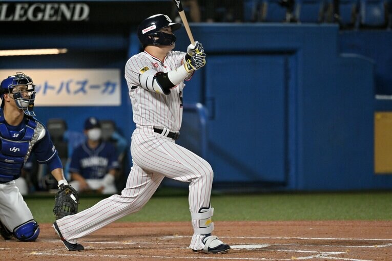 村上宗隆、最年少50号のスイングの瞬間を連続写真で見る　©Hideki Sugiyama