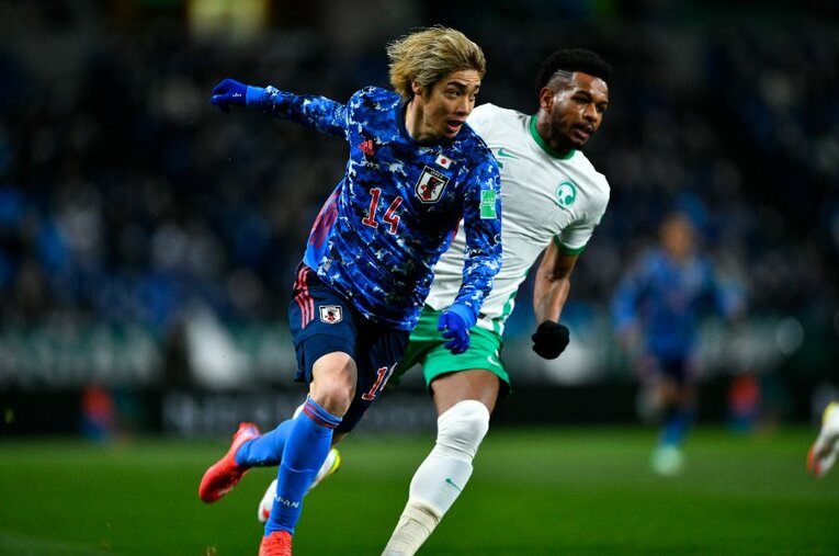 伊東純也は持ち前の走力で先制ゴールをアシストし、後半には自ら強烈なシュートを突き刺した ／ photograph by Takuya Sugiyama/JMPA