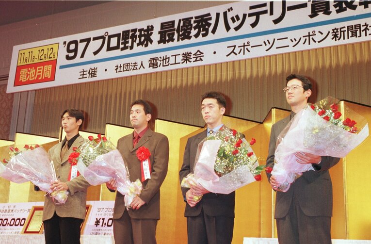 1997年最優秀バッテリー賞表彰式では錚々たる顔ぶれに並んだ。左から西武・西口文也、伊東勉、ヤクルト田畑一也、古田敦也　©︎Sankei Shimbun