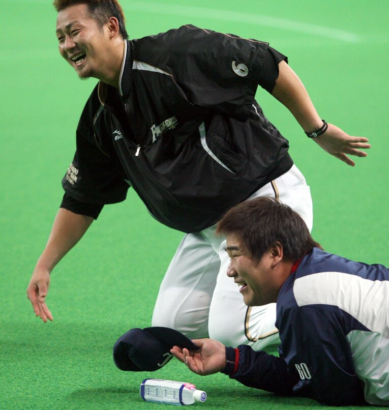 大阪桐蔭OBの2人…仲良しな中田翔と中村剛也　©Sankei Shimbun