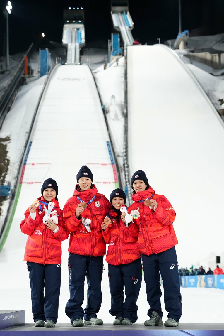 ミラノ五輪ジャンプ混合団体で銅メダルを獲得した日本チーム　©Tsutomu Kishimoto／JMPA