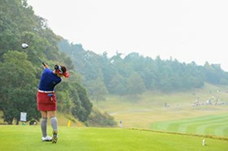 森田理香子　Rikako Morita
1990年1月8日、京都市生まれ。8歳からゴルフを始める。'07年、日本女子オープン16位でローアマに輝く。'08年、プロテストに合格すると'09年秋、岡本綾子に弟子入り。'10年にIDC大塚家具レディスでプロ初優勝を飾る。今季は開幕戦で優勝し、現在3勝。164cm、57kg。 