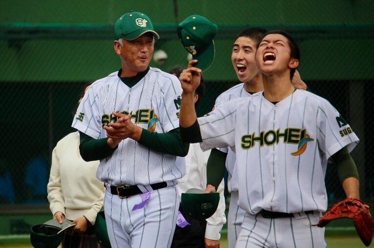 センバツ出場を左右する関東大会出場が決まり、喜ぶ昌平ナインと黒坂監督（左） ／ photograph by Yu Takagi