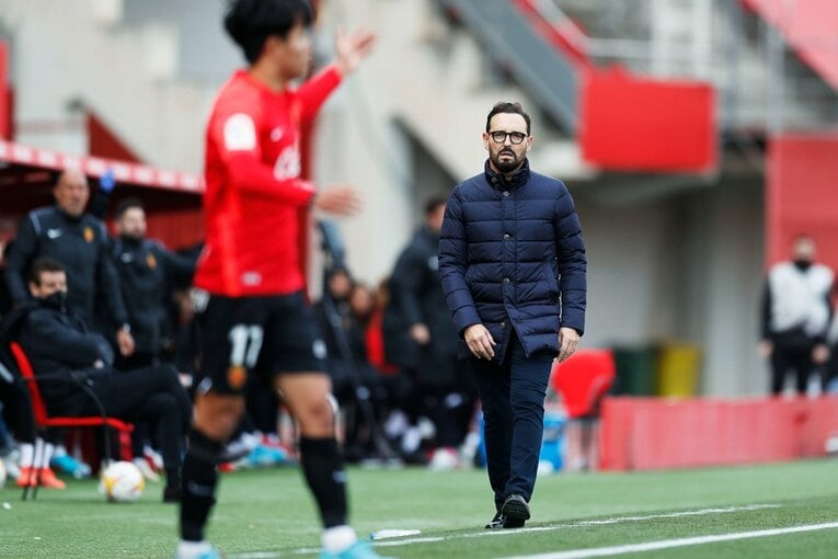 久保建英が“不可解判定”に怒った！ ラフプレーに抗議→イエローも…「バモス！クボ」とファンが信頼する理由〈撮影者の視点〉(22)