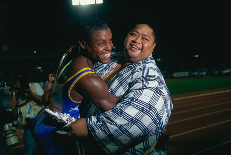 カール・ルイスと小錦　©BUNGEISHUNJU