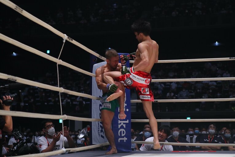 vs扇久保博正（1R・TKO勝利、2020年8月10日）　©RIZIN