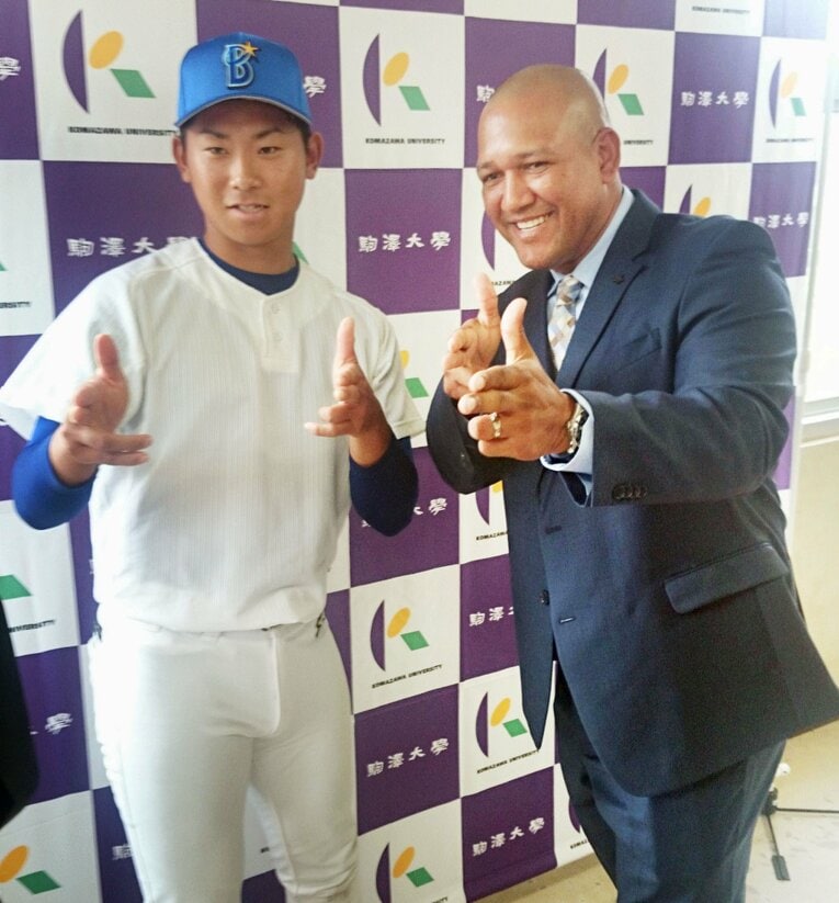 2015年ドラフト、指名あいさつに訪れたDeNAラミレス監督とポーズ　©KYODO