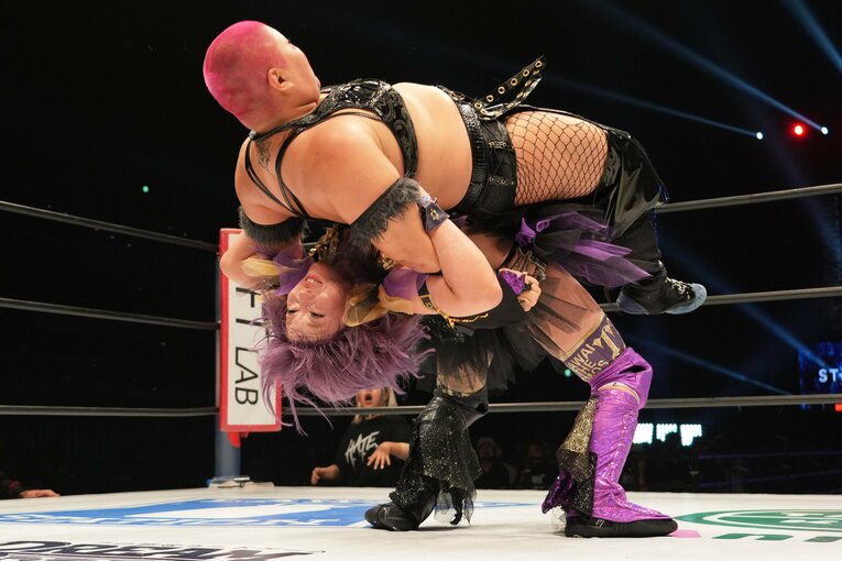 美しいタイガースープレックスで刀羅ナツコを投げる中野たむ　©Essei Hara