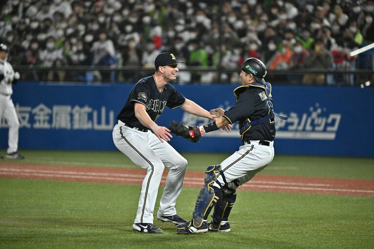 オリックス日本一の瞬間。若月健矢、ジェイコブ・ワゲスパック（2022年）©︎Hideki Sugiyama