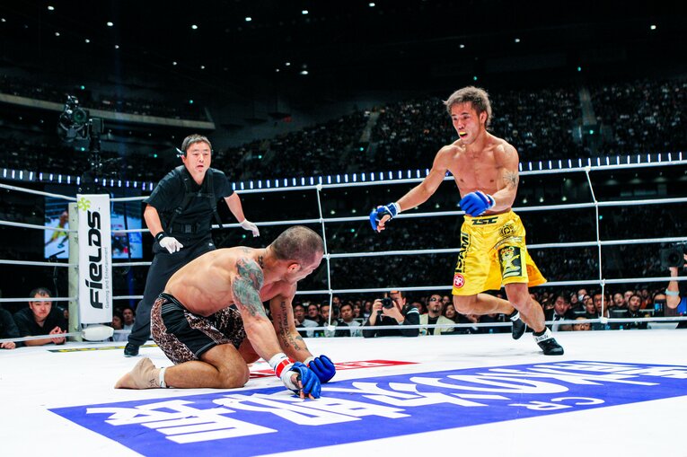 なんとか起き上がったKID。すかさず金原が追撃へ向かう（4枚目／全5枚） ©Susumu Nagao