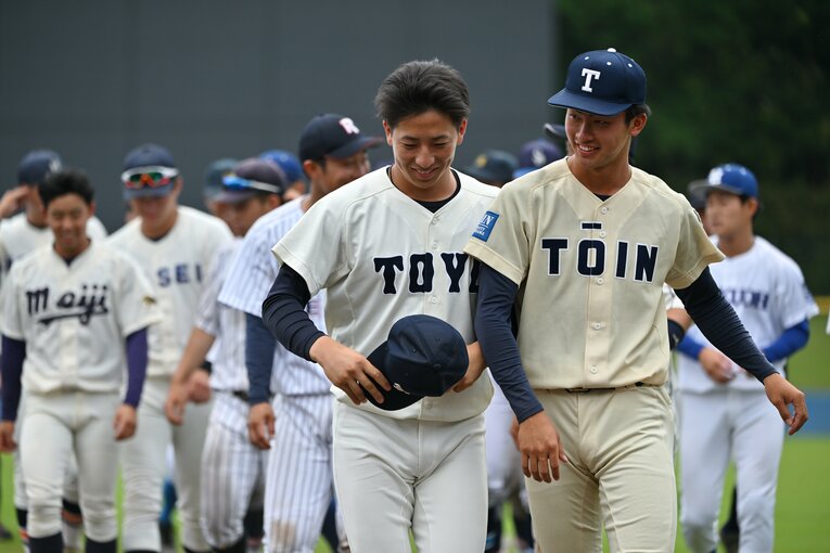 侍ジャパンの大学代表選考合宿では、同じくドラフト上位候補の桐蔭横浜大・古謝（右）と和やかに話す姿も　©︎Hideki Sugiyama