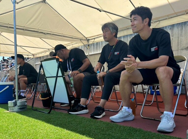 昌平高校のベンチに座る玉田圭司監督（右）　©︎Takahito Ando