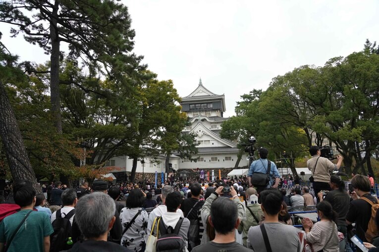 土曜日の午後、約2000人が小倉城プロレスを楽しんだ　©Essei Hara